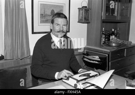 Der Deutsche Schauspieler Harald Dietl Mit Ehefrau Helga, 1970er Jahre Deutschland. Deutscher Schauspieler Harald Dietl mit seiner Frau Helga, Deutschland der 1970er Jahre. 24x36swNeg812 Stockfoto