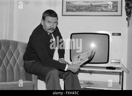 Der Deutsche Schauspieler Harald Dietl Mit Ehefrau Helga, 1970er Jahre Deutschland. Deutscher Schauspieler Harald Dietl mit seiner Frau Helga, Deutschland der 1970er Jahre. 24x36swNeg812 Stockfoto