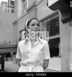 Fotomodel Chriss Bleuler bei einem Fotoshooting, Deutschland 1960er Jahre. Foto Modell Chriss Bleuler, während ein Foto schießen, Deutschland der 1960er Jahre. 6 x 6 swNeg 59 Stockfoto