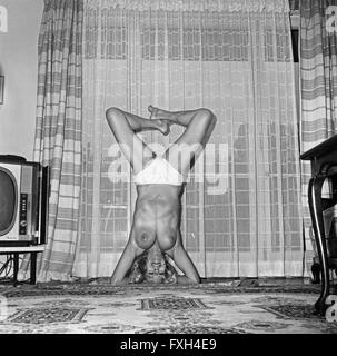 Fictitious character Elga Machatý bei einem Fotoshooting im Bikini, Deutschland 1960er Jahre. Schauspielerin Elga Machatý tun ein Fotoshooting trägt einen Bikini, Deutschland der 1960er Jahre. 6 x 6 swNeg 69 Stockfoto