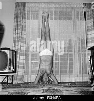 Fictitious character Elga Machatý bei einem Fotoshooting im Bikini, Deutschland 1960er Jahre. Schauspielerin Elga Machatý tun ein Fotoshooting trägt einen Bikini, Deutschland der 1960er Jahre. 6 x 6 swNeg 69 Stockfoto