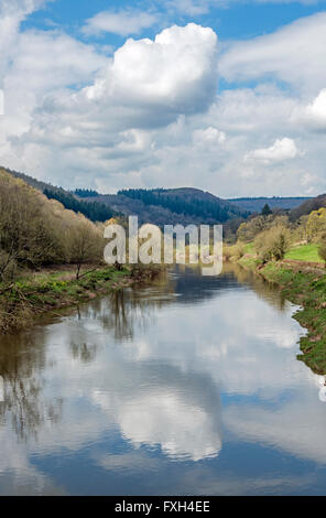 Der Fluss Wye im zeitigen Frühjahr, fotografiert von Brockweir Brücke im Wye Valley an der Grenze zwischen England und Wales Stockfoto