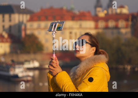 Orientalische Tourist unter ein Selbstporträt auf der Karlsbrücke, Prag Stockfoto