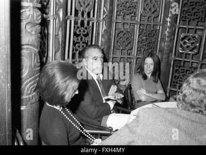 Mit Anthony Quinn Im China Restaurant, 1970er Jahre Deutschland. Mit Anthony Quinn im chinesischen Restaurant, Deutschland der 1970er Jahre. 24x36swNegVBH30 Stockfoto