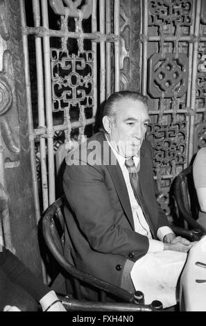 Mit Anthony Quinn Im China Restaurant, 1970er Jahre Deutschland. Mit Anthony Quinn im chinesischen Restaurant, Deutschland der 1970er Jahre. 24x36swNegVBH30 Stockfoto