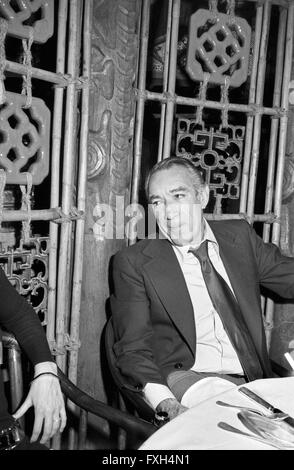 Mit Anthony Quinn Im China Restaurant, 1970er Jahre Deutschland. Mit Anthony Quinn im chinesischen Restaurant, Deutschland der 1970er Jahre. 24x36swNegVBH30 Stockfoto