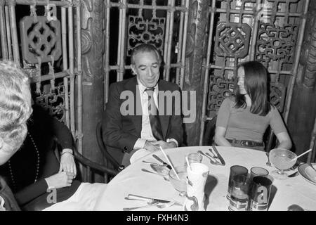 Mit Anthony Quinn Im China Restaurant, 1970er Jahre Deutschland. Mit Anthony Quinn im chinesischen Restaurant, Deutschland der 1970er Jahre. 24x36swNegVBH30 Stockfoto