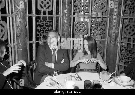 Mit Anthony Quinn Im China Restaurant, 1970er Jahre Deutschland. Mit Anthony Quinn im chinesischen Restaurant, Deutschland der 1970er Jahre. 24x36swNegVBH30 Stockfoto