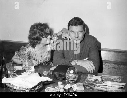 Der Deutsche Schauspieler Harald Dietl Im Restaurant, 1970er Jahre Deutschland. Deutscher Schauspieler Harald Dietl in einem Restaurant, Deutschland der 1970er Jahre. 24x36swNegVBH42 Stockfoto