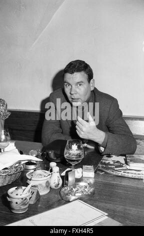 Der Deutsche Schauspieler Harald Dietl Im Restaurant, 1970er Jahre Deutschland. Deutscher Schauspieler Harald Dietl in einem Restaurant, Deutschland der 1970er Jahre. 24x36swNegVBH42 Stockfoto