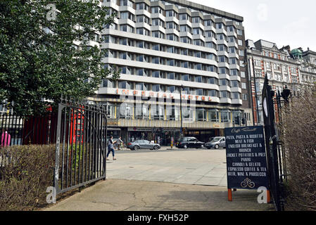 Imperial Hotel gesehen vom Tor von Russell Square, London Borough of Camden England Großbritannien UK Stockfoto