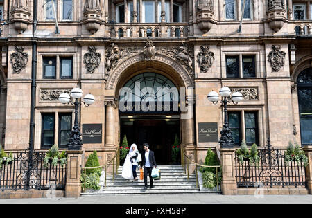 Junges Paar verlassen Hotel Russell, Russell Square Bloomsbury London Borough of Camden England Großbritannien UK Stockfoto