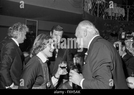 Wis Curd Jürgens, Roger Moore (Mitte) und Maria Schell bei der Soiree der Sterne am 16.01.1976 in München, Deutschland 1970er Jahre. Schauspieler Curd Jürgens, Roger Moore (Mitte) mit Maria Schell in der oiree der Sterne" am 16. Januar 1976 in München, Deutschland, 1970er Jahre. 24 x 36 swNegV 112 Stockfoto