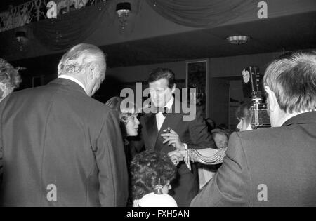 Wis Curd Jürgens, Roger Moore (Mitte) und Maria Schell bei der Soiree der Sterne am 16.01.1976 in München, Deutschland 1970er Jahre. Schauspieler Curd Jürgens, Roger Moore (Mitte) mit Maria Schell in der oiree der Sterne" am 16. Januar 1976 in München, Deutschland, 1970er Jahre. 24 x 36 swNegV 112 Stockfoto