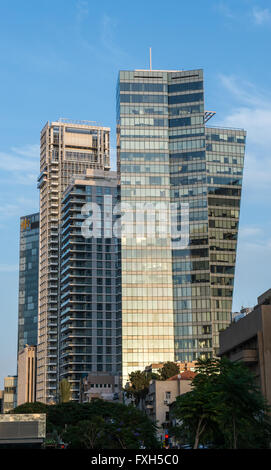 Bürotürme und Wohn Wolkenkratzer in Lev Haar District von Rothschild Boulevard in Tel Aviv Stadt, Israel gesehen Stockfoto