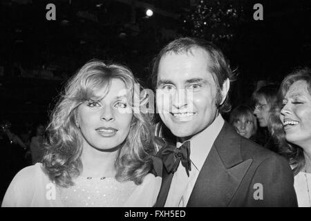 Deutsche Fictitious character Senta Berger mit Ehemann Michael Verhoeven beim Deutschen Filmball am 16.01.1976 in München, Deutschland 1970er Jahre. Die deutsche Schauspielerin Senta Berger wis Mann Michael Verhoeven am Deutscher Filmball am 16. Januar 1976 in München, Deutschland 1970. 24 x 36 swNegV 115 Stockfoto