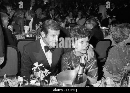 Der britischen Schauspieler Roger Moore Beim Deutschen Filmball bin 16.01.1976 in München, Deutschland-1970er-Jahre. Britischer Schauspieler Roger Moore bei den Deutscher Filmball am 16. Januar 1976 in München der 1970er Jahre. 24x36swNegV114 Stockfoto