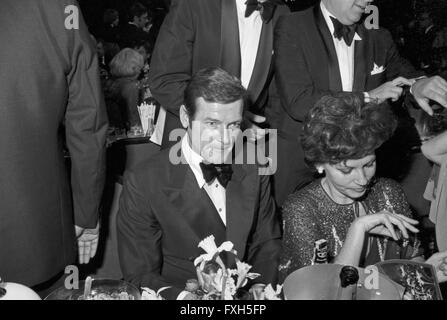 Der britischen Schauspieler Roger Moore Beim Deutschen Filmball bin 16.01.1976 in München, Deutschland-1970er-Jahre. Britischer Schauspieler Roger Moore bei den Deutscher Filmball am 16. Januar 1976 in München der 1970er Jahre. 24x36swNegV114 Stockfoto