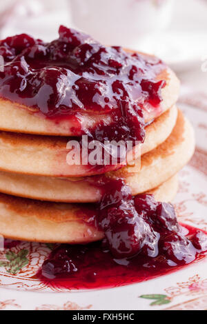 Buttermilch Pfannkuchen beträufelt mit einem warmen Morello Kirschen Kompott Stockfoto