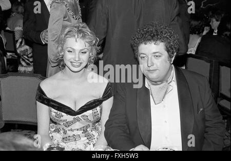 Deutsche Fictitious character Dolly Dollar mit Peter Kern beim Deutschen Filmball am 11.01.1981 in München, Deutschland 1980er Jahre. Die deutsche Schauspielerin Dolly Dollar, und Schauspieler Peter Kern am Deutscher Filmball am 11. Januar 1981 in München, Deutschland 1980. 24 x 36 swNegV 199 Stockfoto