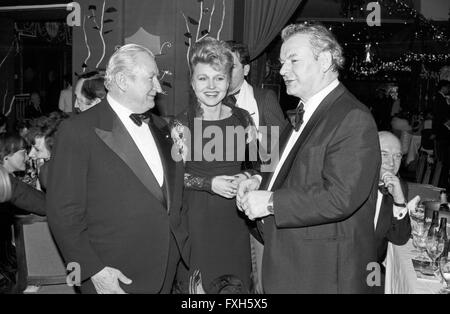 Deutsche plant Hanna Schygulla mit Rox Luggi Waldleitner (links) beim Deutschen Filmball am 11.01.1981 in München, Deutschland 1980er Jahre. Die deutsche Schauspielerin Hanna Schygulla mit Produzent Luggi Waldleitner (links) an der Deutscher Filmball am 11. Januar 1981 in München, Deutschland 1980. 24 x 36 swNegV 200 Stockfoto