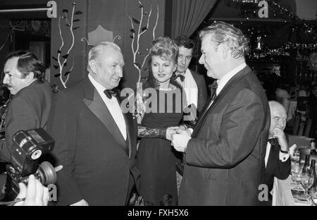 Deutsche plant Hanna Schygulla mit Rox Luggi Waldleitner (links) beim Deutschen Filmball am 11.01.1981 in München, Deutschland 1980er Jahre. Die deutsche Schauspielerin Hanna Schygulla mit Produzent Luggi Waldleitner (links) an der Deutscher Filmball am 11. Januar 1981 in München, Deutschland 1980. 24 x 36 swNegV 200 Stockfoto