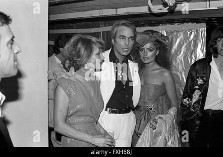 Konsul Hans Hermann Weyer (Mitte) Bei der Premiere von "Edith" in München, Deutschland 1980er Jahre. Honorarkonsul Hans Hermann Weyer (Mitte) bei der Premiere von "Edith" in München der 1980er Jahre. 24x36swNegV154 Stockfoto