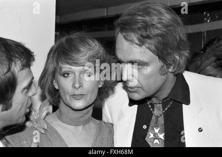 Konsul Hans Hermann Weyer (Mitte) Bei der Premiere von "Edith" in München, Deutschland 1980er Jahre. Honorarkonsul Hans Hermann Weyer (Mitte) bei der Premiere von "Edith" in München der 1980er Jahre. 24x36swNegV154 Stockfoto