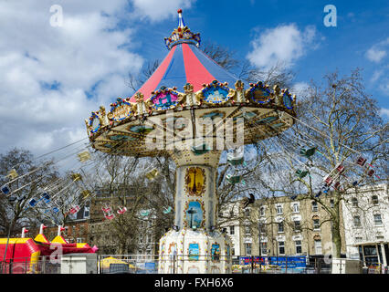 Ein Karussell Stuhl Swing Reiten ein Jahrmarkt auf Shepherds Bush Green in London. Stockfoto