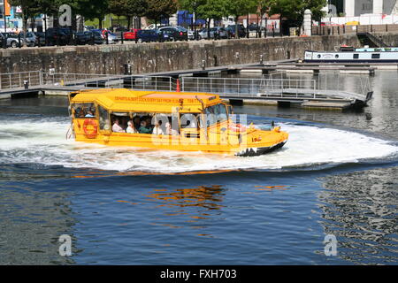 Gelbe touristische amphibische "Ente" Transporter schwebt in Liverpool Docks voller Passagiere. Stockfoto