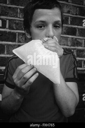 Kleiner Junge in Südlondon Klebstoffschnüffeln Stockfoto