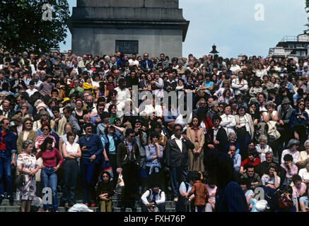 Britische Öffentlichkeit beobachten die Trooping die Farbe in London, 1981 Stockfoto