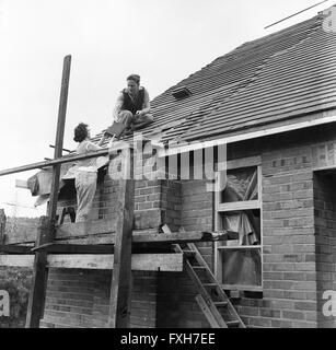 Ein Paar baut sein eigenes Bungalow Haus Selbstbau Housing 1960er Ironbridge Stockfoto