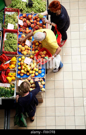 Kunden zu durchsuchen, Obst und Gemüse waren auf Stall in einer Markthalle in Rom, Italien Stockfoto