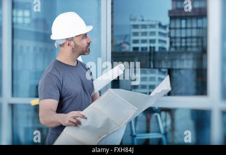 Porträt einer Architekten-Builder studieren Lageplan der Räume, Bauingenieur arbeiten mit Dokumenten auf Baustelle Stockfoto