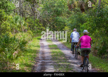 Paar beim Fahrradfahren Ranchhaus unterwegs im Myakka River State Park in Sarasota County in Sarasota Florida Stockfoto