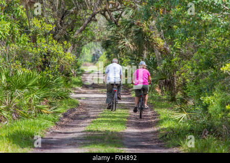 Paar beim Fahrradfahren Ranchhaus unterwegs im Myakka River State Park in Sarasota County in Sarasota Florida Stockfoto