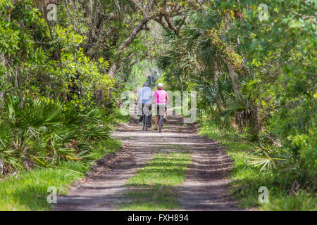 Paar beim Fahrradfahren Ranchhaus unterwegs im Myakka River State Park in Sarasota County in Sarasota Florida Stockfoto