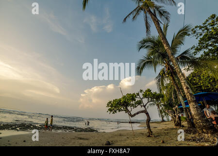 Blick auf den Sonnenuntergang in Puerto Viejo Strand in der Karibik von Costa Rica Stockfoto