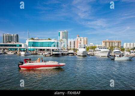 Marina-Buchsen und die Stadt von Sarasota aus Bayfront oder Island Park an der Golfküste von Florida Stockfoto