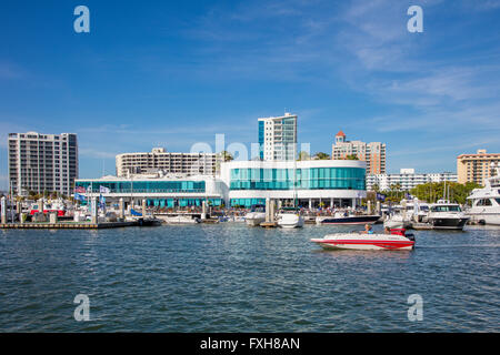 Marina-Buchsen und die Stadt von Sarasota aus Bayfront oder Island Park an der Golfküste von Florida Stockfoto