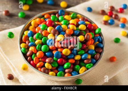 Regenbogen-bunten Süßigkeiten beschichtet Schokolade Stücke in eine Schüssel geben Stockfoto