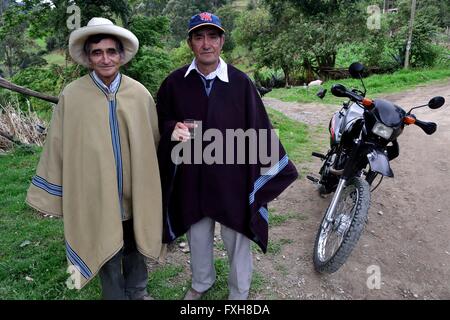 Landwirte in Pulun "Las Huaringas" - HUANCABAMBA Zuckerrohrschnapps (Zuckerrohr fermentiert) zu trinken... Abteilung von Piura. Peru Stockfoto