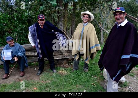 Landwirte in Pulun "Las Huaringas" - HUANCABAMBA Zuckerrohrschnapps (Zuckerrohr fermentiert) zu trinken... Abteilung von Piura. Peru Stockfoto