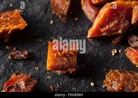 Getrocknete geräucherte Lachs Jerky mit Salz und Pfeffer Stockfoto