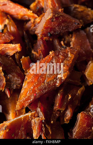 Getrocknete geräucherte Lachs Jerky mit Salz und Pfeffer Stockfoto