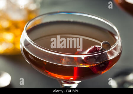 Hausgemachte Roggen Bourbon Manhattan mit einer Kirsche garnieren Stockfoto