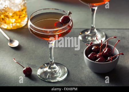 Hausgemachte Roggen Bourbon Manhattan mit einer Kirsche garnieren Stockfoto