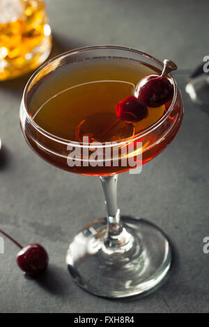 Hausgemachte Roggen Bourbon Manhattan mit einer Kirsche garnieren Stockfoto