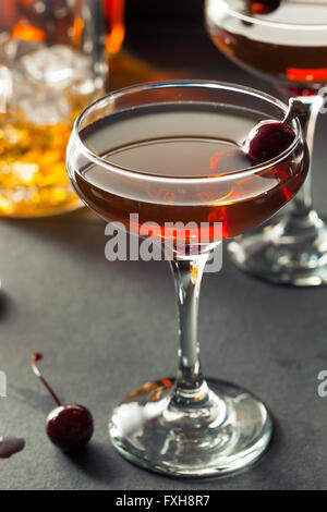 Hausgemachte Roggen Bourbon Manhattan mit einer Kirsche garnieren Stockfoto